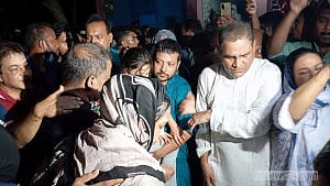 প্যারোলে মুক্তি পেয়ে মাকে শেষ বিদায় দিলেন সাংবাদিক ফারজানা রূপা