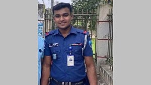 হাতিয়ায় ট্রলারডুবি: পুলিশ সদস্যের মৃতদেহ উদ্ধার, নিখোঁজ রোহিঙ্গা শিশু