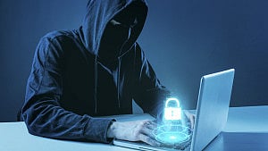 একজন ‘অনলাইন প্রতারককে’ যেভাবে চিনবেন