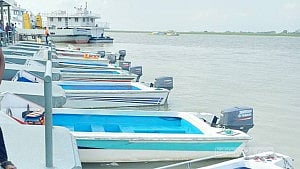 ভাড়া বৃদ্ধির দাবিতে আরিচা-কাজিরহাট স্পিডবোট চলাচল বন্ধ, ভোগান্তি