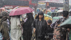 বৃষ্টিতে বিপাকে ঘরমুখো মানুষ