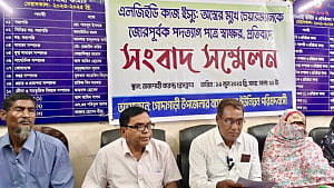 ‘মব সৃষ্টি’ করে পদত্যাগপত্রে চেয়ারম্যানের স্বাক্ষর নেওয়ার অভিযোগ
