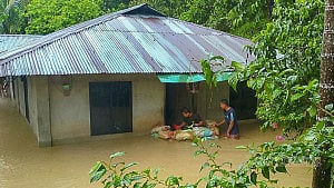 রাঙামাটিতে পাহাড় ধস, তলিয়েছে রাস্তা