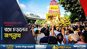 রাজধানীতে বর্ণিল রথযাত্রা, আনন্দমুখর মানুষ