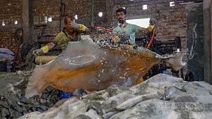 ট্যানারিতে চামড়া সংরক্ষণের ব্যস্ততা