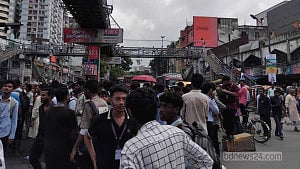 সায়েন্স ল্যাব মোড়ে সোয়া ঘণ্টা অবরোধ আইডিয়াল শিক্ষার্থীদের