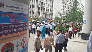 Employees stage protest at Secretariat