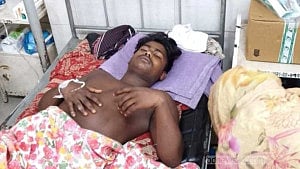 সহপাঠীর হামলায় বিচ্ছিন্ন স্কুলছাত্রের পা, বিচার চেয়ে দ্বারে দ্বারে বাবা