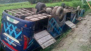 সিরাজগঞ্জে বাস উল্টে খাদে, যাত্রী নিহত