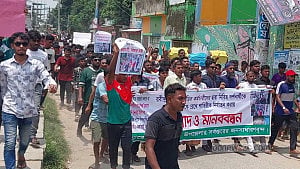 রবীন্দ্র কাছারি বাড়িতে দর্শনার্থীকে মারধর: বিক্ষোভ শেষে অডিটোরিয়াম ভাঙচুর