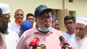 উপহারে ‘লোভ’ হয়, তবুও ফিরিয়ে দেন উপদেষ্টা ফাওজুল কবির