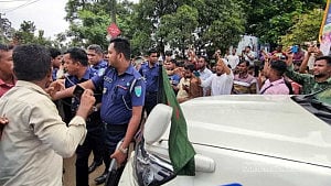 Protesting workers block advisors' convoy in Jaflong