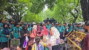 Tottho Apa protesters removed in prison van