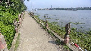 Walkway beside Buriganga in ruins