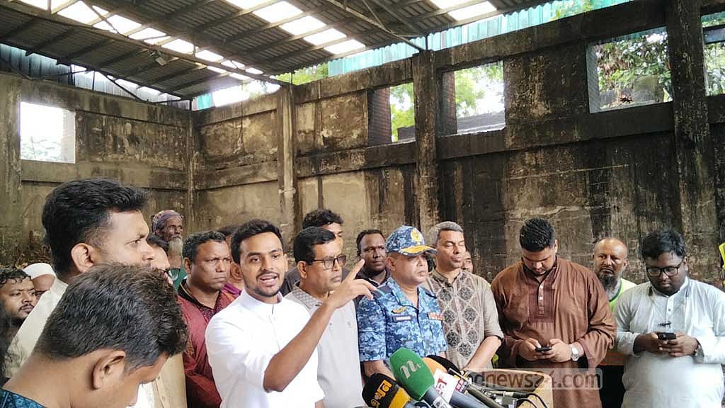 ঢাকার কলাবাগান শিশু পার্ক সংলগ্ন দক্ষিণ সিটি করপোরেশনের সেকেন্ডারি ট্রান্সফার স্টেশনে কোরবানির পশুর বর্জ্য দ্রুত অপসারণ কার্যক্রম পরিদর্শন করেন স্থানীয় সরকার উপদেষ্টা আসিফ মাহমুদ সজীব ভূঁইয়া।