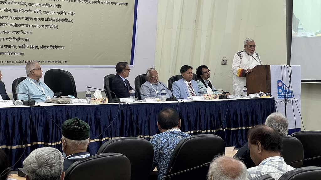 অথর্নীতির সমিতির আলোচনা সভায় প্রধান অতিথির বক্তব্য রাখেন জ্বালানি উপদেষ্টা মুহাম্মদ ফাওজুল কবির খান।