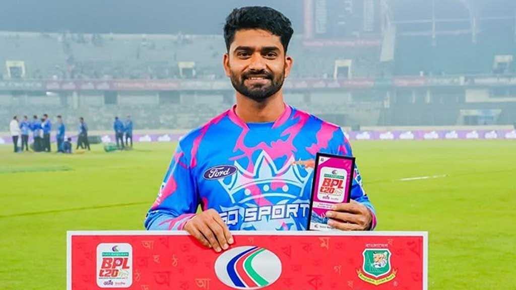 বিপিএলে ম্যাচ-সেরার পুরস্কার হাতে আলিস। ছবি: চিটাগং কিংস ফেইসবুক