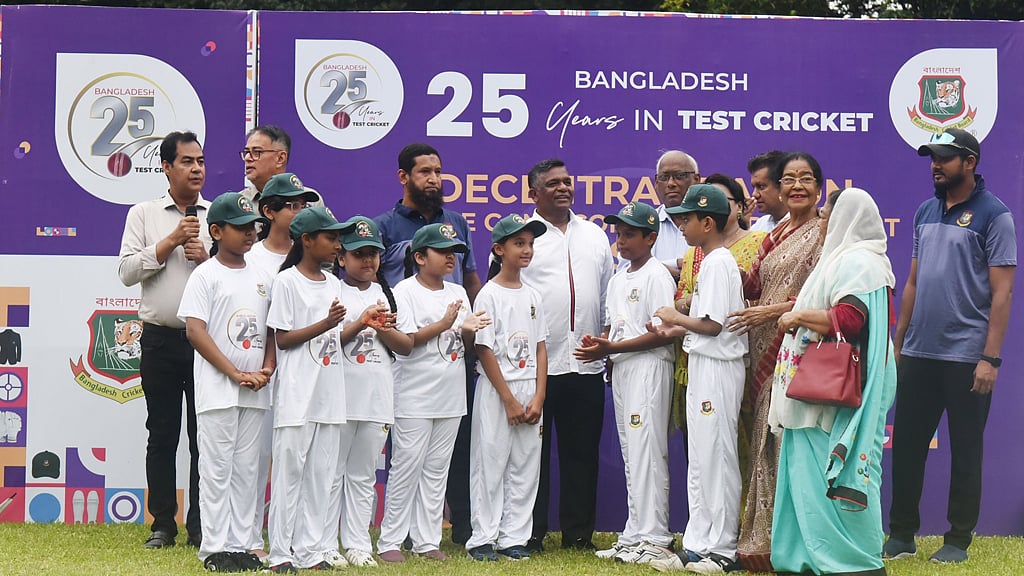 ক্ষুদে ক্রিকেটারদের সঙ্গে বিসিবি সভাপতি। ছবি: বিসিবি।
