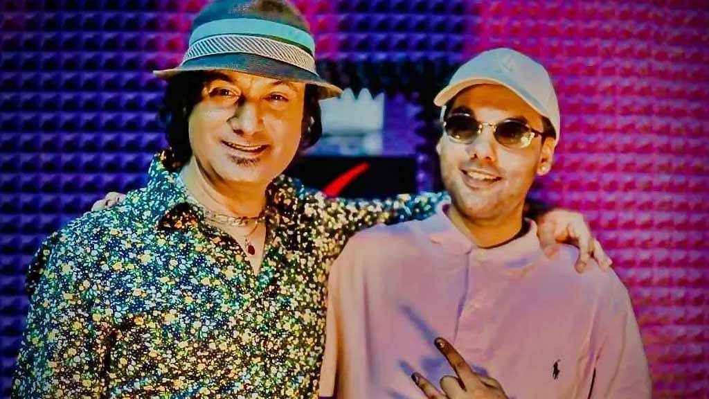 শাফিন আহমেদের সঙ্গে ছেলে আযরাফ রাকিন আহমেদ অজি। ছবি: অজির সৌজন্যে। 