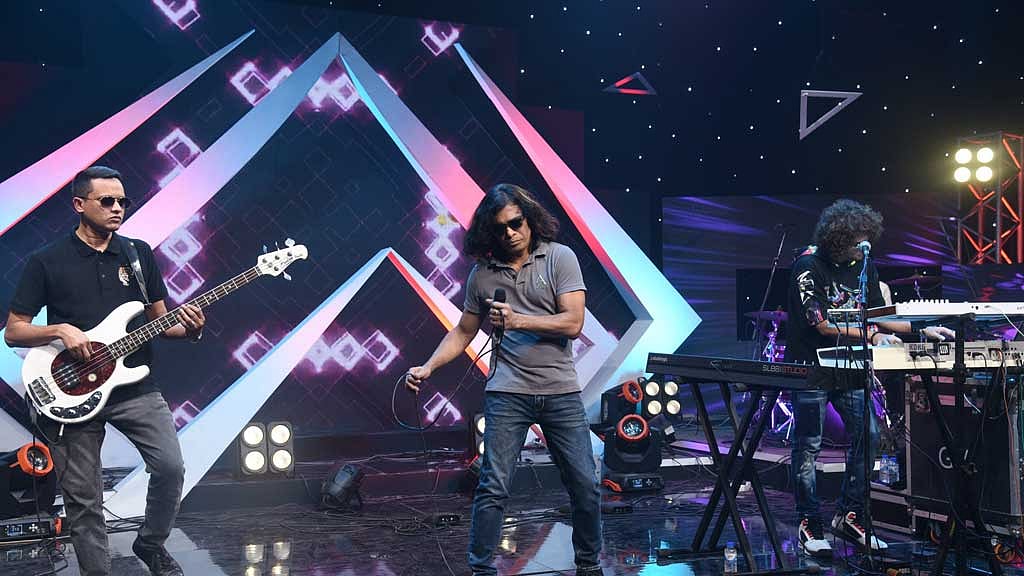 'আর্ক' ব্যান্ডের পরিবেশনা। ছবি: বিটিভির সৌজন্যে।  