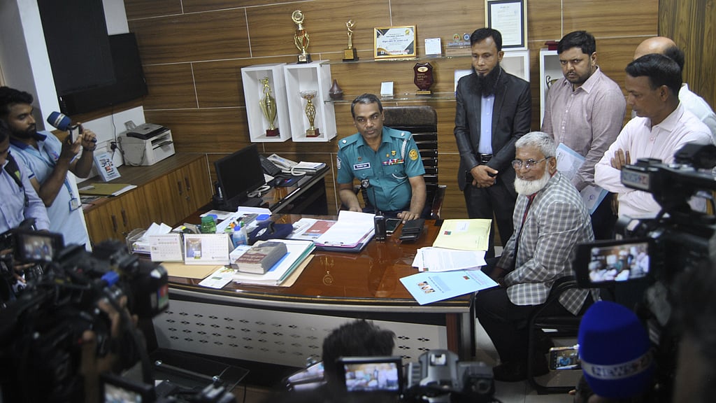 বিএনপি নেতা সালাহ উদ্দিন খান রোববার রাজধানীর শেরেবাংলা নগর থানায় সাবেক তিন নির্বাচন কমিশনের পদাধিকারীদের বিরুদ্ধে মামলা করেন। 