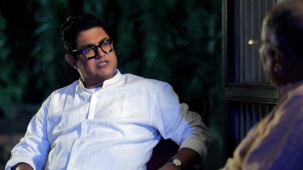 ‘চরণ ছুঁয়ে যাই’ নাটকের দৃশ্য। ছবি: চ্যানেল আইয়ের সৌজন্যে।