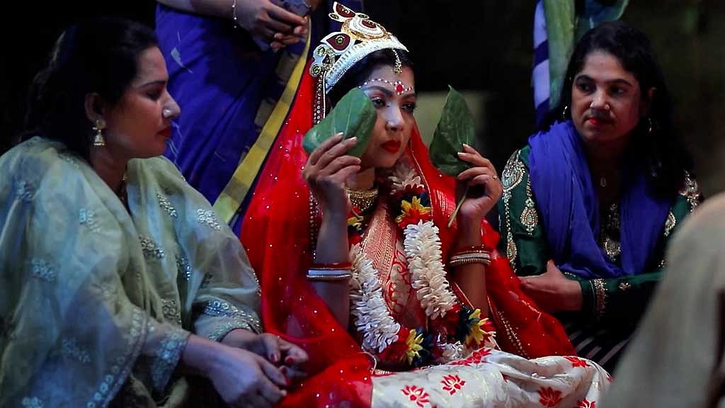 ‘চরণ ছুঁয়ে যাই’ নাটকের দৃশ্য। ছবি: চ্যানেল আইয়ের সৌজন্যে।