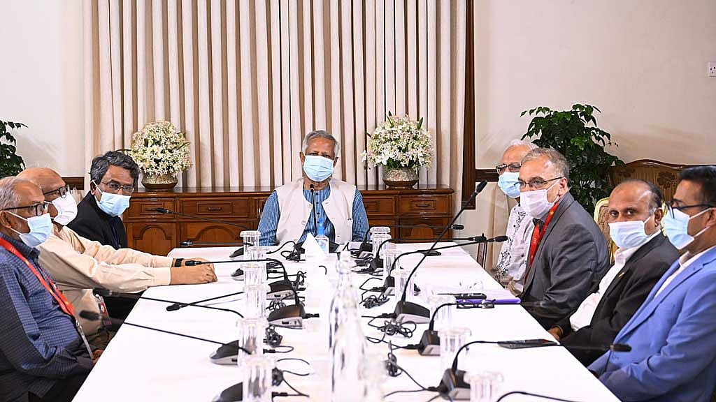 সোমবার রাষ্ট্রীয় অতিথি ভবন যমুনায় প্রধান উপদেষ্টা মুহাম্মদ ইউনূসের সভাপতিত্বে জাতীয় ঐকমত্য কমিশনের বৈঠক হয়। ছবি: পিআইডি