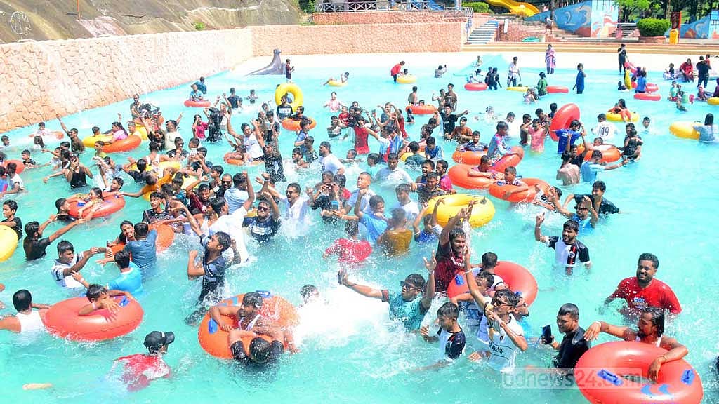 কোরবানি ঈদের দ্বিতীয় দিন রোববার চট্টগ্রামের বিনোদনকেন্দ্রগুলোয় ছিল উপচে পড়া ভিড়। ছবি: সুমন বাবু