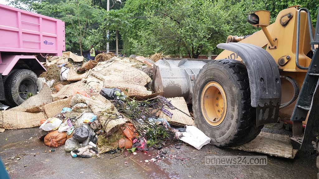 ঢাকা উত্তর সিটিতে কোরবানির পশুর বর্জ্য অপসারণ কার্যক্রম