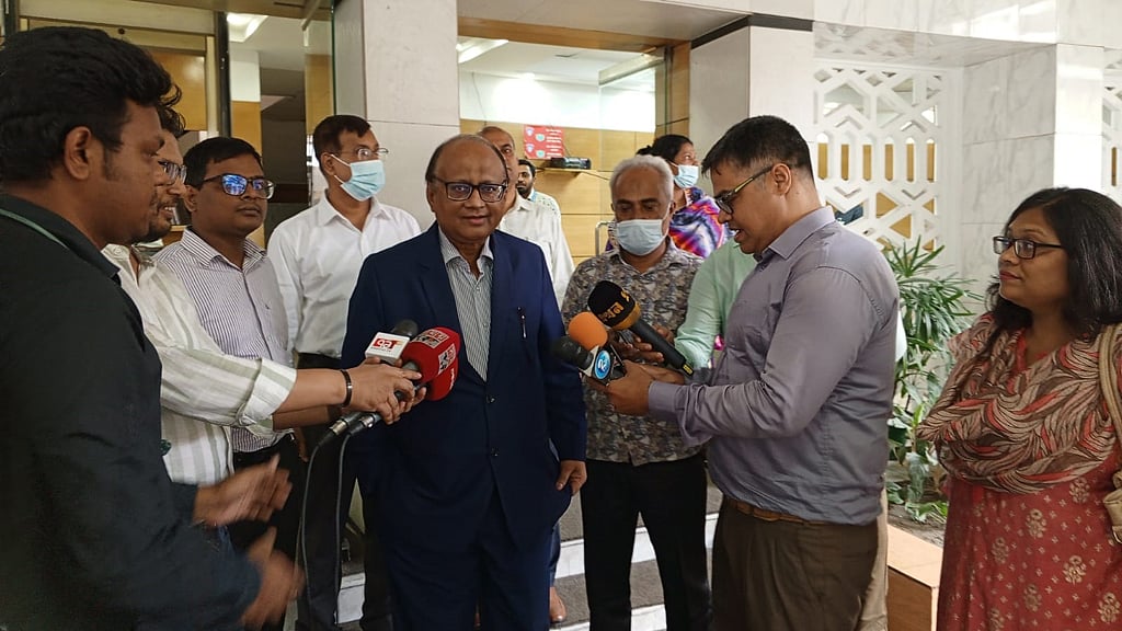 দুদকের প্রধান কার্যালয়ে সাংবাদিকদের মুখোমুখি হন সংস্থার চেয়ারম্যান মোহাম্মদ আবদুল মোমেন।