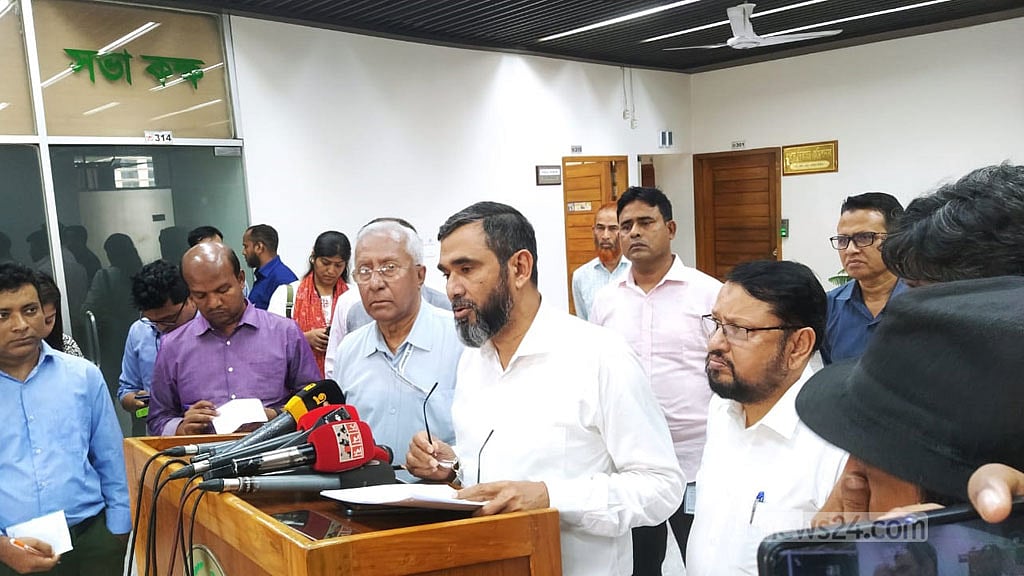 নির্বাচন কমিশনের বৈঠকের পর ব্রিফিং করেন নির্বাচন কমিশনার আবুল ফজল মো. সানাউল্লাহ।