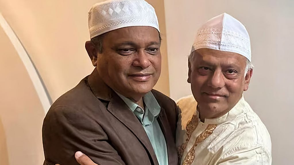 গত রোজার ঈদে যুক্তরাজ্য আওয়ামী লীগের সাধারণ সম্পাদক সৈয়দ ফারুকের সঙ্গে লন্ডনে কোলাকুলি করেন হাছান মাহমুদ।