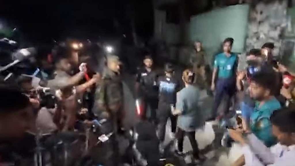 হাতিরঝিলে তল্লাশি চৌকিতে সাংবাদিকদের সামনে বিব্রতকর অবস্থায় পড়ে সরে যান দুই তরুণী। তারপরও তাদের পিছু নেন সাংবাদিকরা। ছবিটি ফেইসবুকে ছড়িয়েছে।