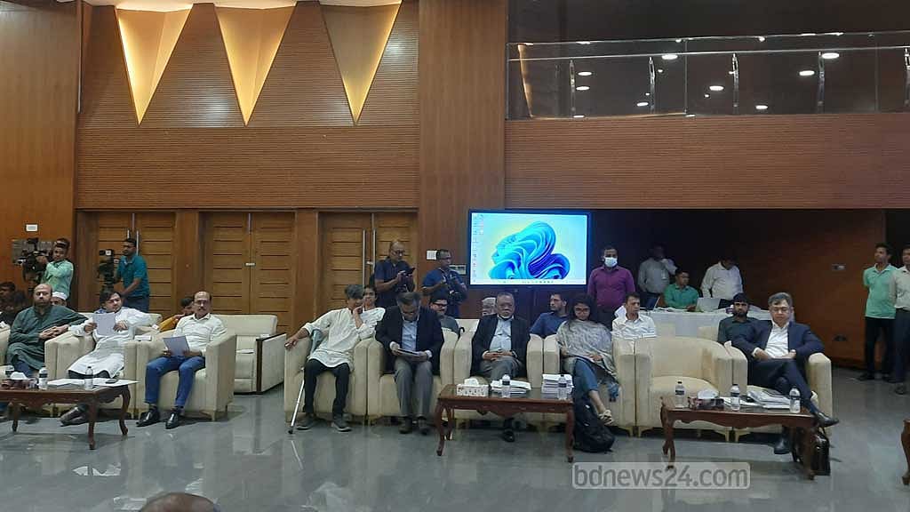 বিএনপি নেতা সালাহউদ্দিন আহমদের পাশের আসনটি জামায়াতে ইসলামীর নায়েবে আমির সৈয়দ আবদুল্লাহ মোহাম্মদ তাহেরের জন্য রাখা হলেও তা খালি দেখা যায়।
