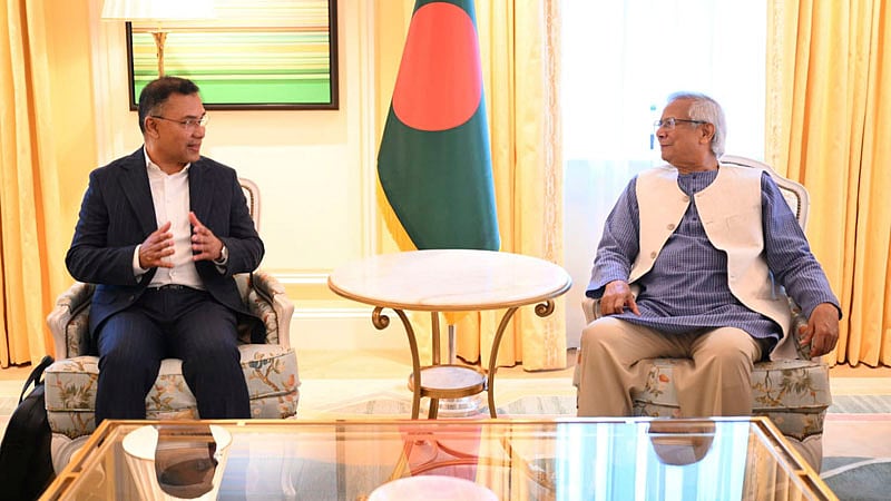 ১৩ জুন ২০২৫: লন্ডনের পার্ক লেইনে ডরচেস্টার হোটেলে বৈঠক করেন প্রধান উপদেষ্টা মুহাম্মদ ইউনূস ও বিএনপির ভারপ্রাপ্ত চেয়ারম্যান তারেক রহমান। ছবি: পিআইডি