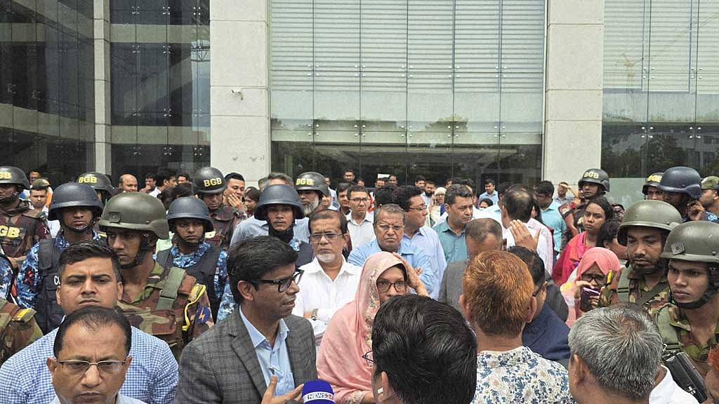 অন্তর্ভুক্তিমূলক সংস্কার চেয়ে এনবিআর সংস্কার ঐক্য পরিষদের কলম বিরতি আন্দোলন ঠেকাতে বিজিবি ও সেনা মোতায়েন করা হয়। বৃহস্পতিবার সকাল থেকেই কর্মকর্তা-কর্মচারীদের অফিসে ঢুকতে দেওয়া হয়নি।