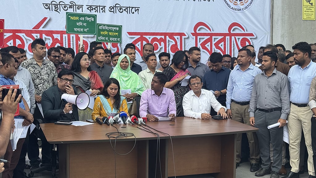 এনবিআর ভবনের সামনে গত ২৪ জুলাই সংস্থার আন্দোলনকারী কর্মকর্তা-কর্মচারীরা।