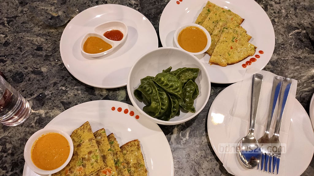ভেজ মোমো আর ‘রাইস চাতামারি’।
