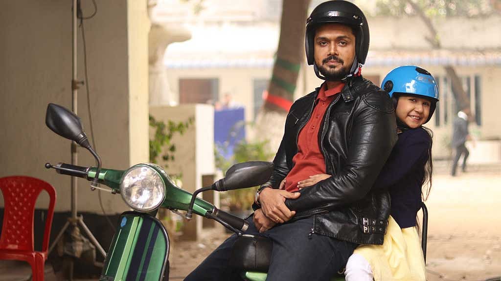 ‘নীলচক্র’ সিনেমার দৃশ্য। ছবি: নির্মাতার সৌজন্যে।  