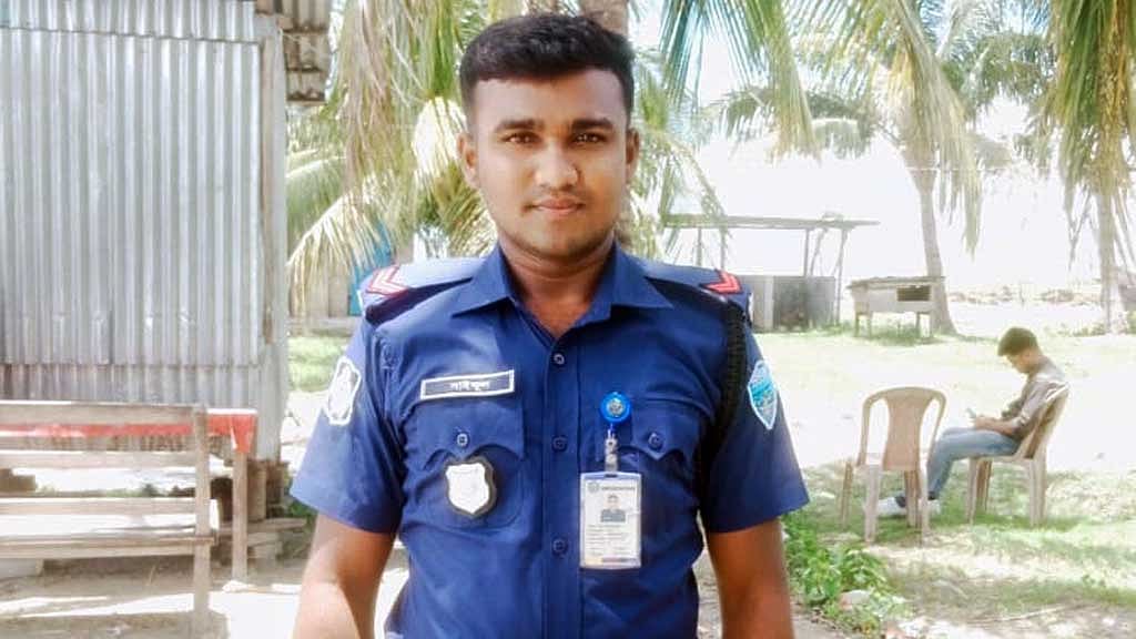 হাতিয়ায় মেঘনা নদীতে ট্রলার ডুবির ঘটনায় পুলিশ সদস্য মো. সাইফুল ইসলাম এখনো নিখোঁজ।