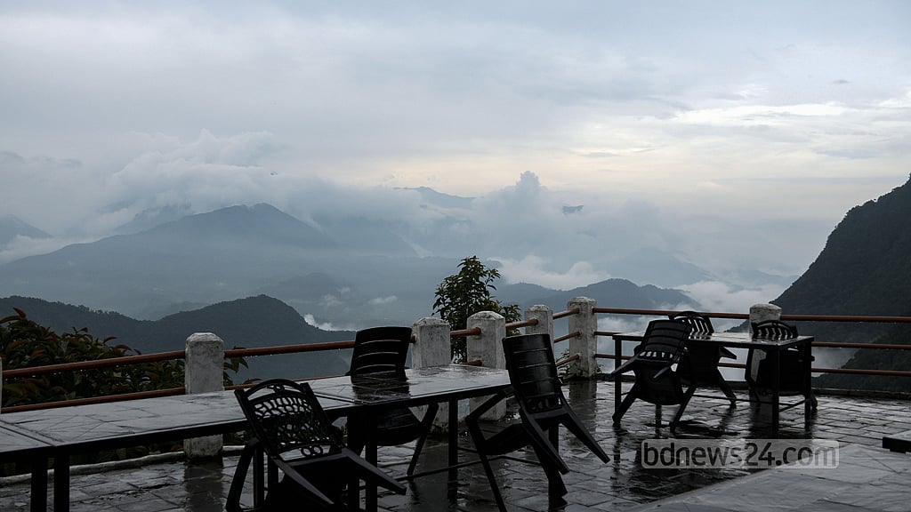 পোখারার ওপর কাসকিকট’য়ের রিসোর্ট থেকে।