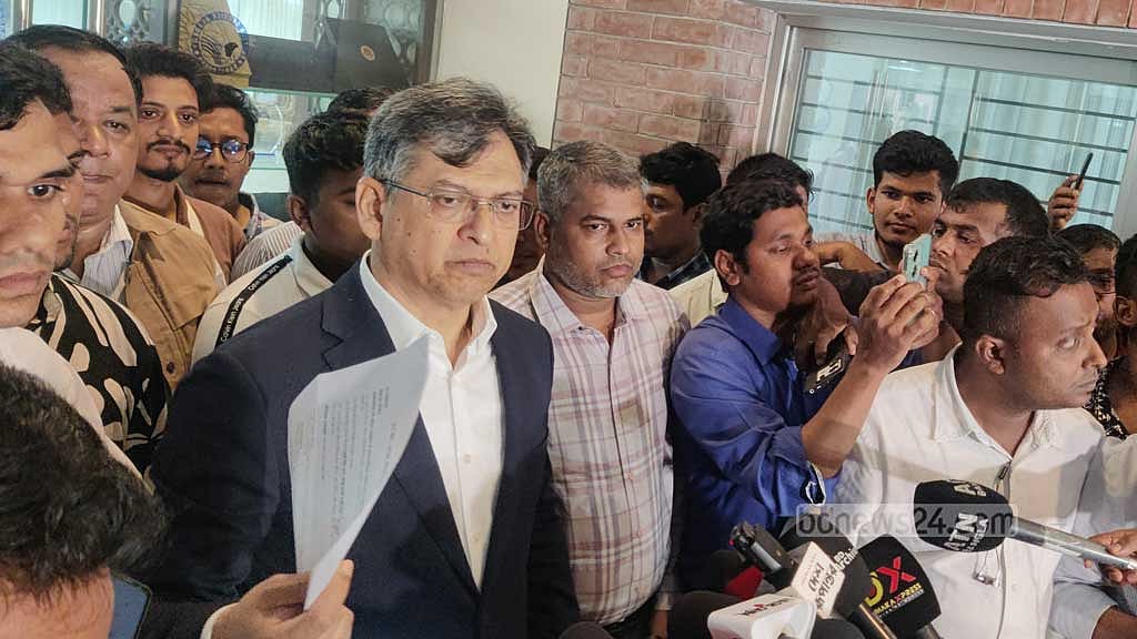 জাতীয় ঐকমত্য কমিশনের সংলাপের পর সাংবাদিকদের ব্রিফিং করেন বিএনপির স্থায়ী কমিটির সদস্য সালাহউদ্দিন আহমদ। ফাইল ছবি