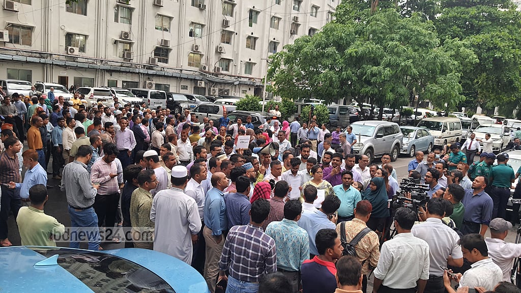 সরকারি চাকরি অধ্যাদেশের বিরোধিতা করে সচিবালয়ে বিক্ষোভ। ফাইল ছবি