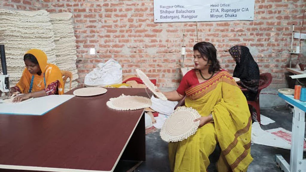 ‘দাদাবাংলা নেচারাল ফাইবার’ এর উদ্যোক্তা তাহেরা তমা।