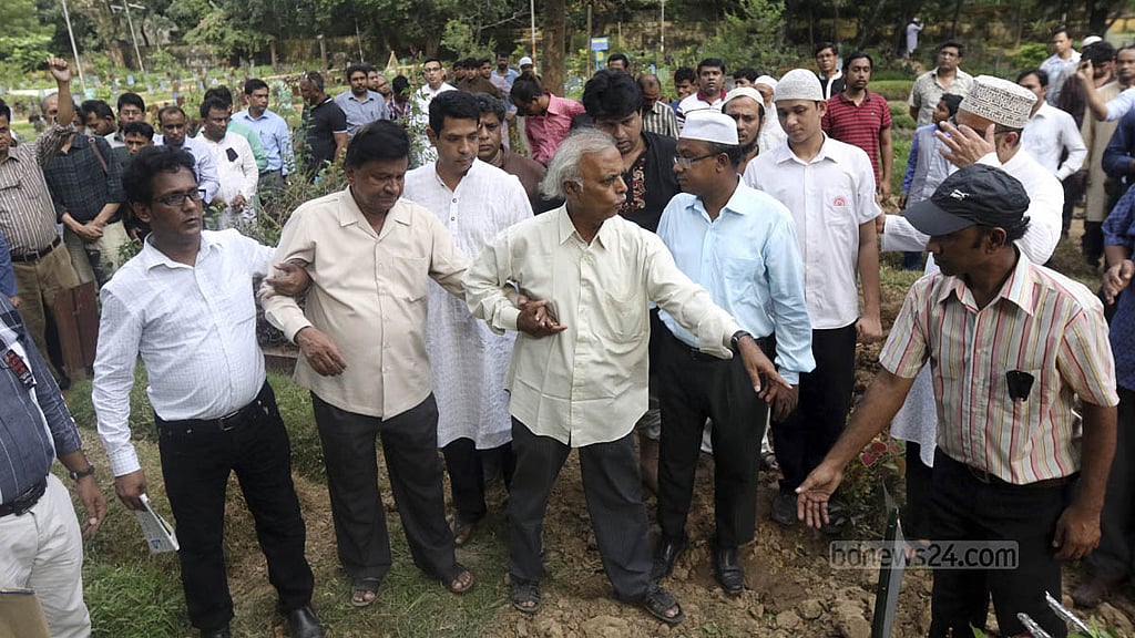 আজিমপুর কবরস্থানে দীপনের দাফনের সময় তার বাবা আবুল কাসেম ফজলুল হক। ২০১৫ সালের ৩১ অক্টোবর দীপন নিহত হন ।