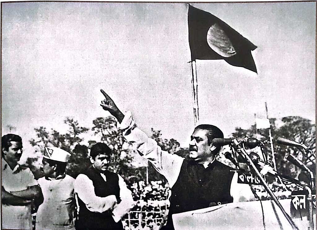 সাতই মার্চ রেসকোর্স ময়দানে ভাষণ দিচ্ছেন বঙ্গবন্ধু।