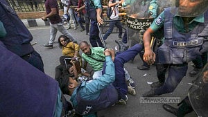 ধর্ষণবিরোধী পদযাত্রায় বাধা: নখের আঁচড়ে আহত হওয়ার কথা বলল পুলিশ