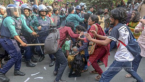 পুলিশের বাধায় ছত্রভঙ্গ গণপদযাত্রা
