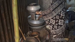‘মট মট’ শব্দে এখনও হাতে মুড়ি ভাজেন অর্চণা দাস